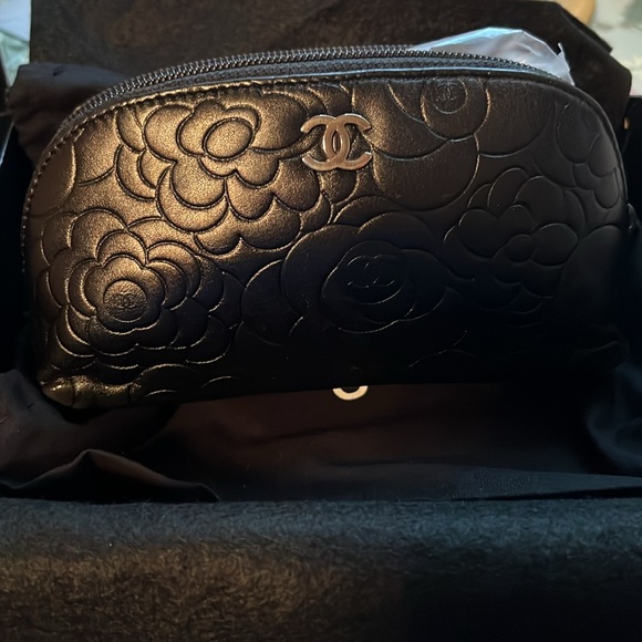 🖤🖤 CHANEL 🖤🖤
Lambskin Camellia Embossed
Cosmetic Case Black - Picture 6 of 8